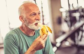 Manger des bananes après 60 ans : Comment faire les meilleurs choix  alimentaires après un certain âge ?