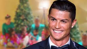 Best player in europe 13/14. Cristiano Ronaldo Familien Weihnachtsfoto Doch Seine Kinder Sind Ganz Abgelenkt Bunte De