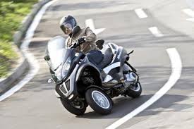 Motocicli leggeri fino a 125 cm cubi con potenza massima di 11 kw: L Mp3 Lt 250 400 Si Guida Con La Patente Per L Auto B Si Assicura Come La Moto Ecco Perche Motociclismo