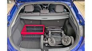 Der kofferraum ist mit 300 liter volumen gar nicht mal so klein, allerdings verjüngt er sich zur klappe hin, das macht das beladen breiter gegenstände etwas schwieriger. Hyundai Future Test Drive 2019 Vier Wochen Mit Dem Ioniq Hybrid Auto Motor Und Sport