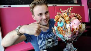 10 000 calorie huge ice cream sundae