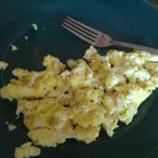 calories in 100 g of scrambled egg