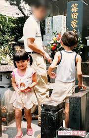篠田麻里子の画像・写真 | 父と兄と一緒に篠田家のお墓参りに行く4歳の篠田麻里子 こういった行事も欠かさない家庭だった（親族提供） - 32枚目 |  週刊女性PRIME