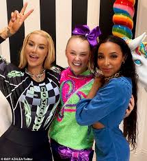 Here's a breakdown of today's hottest pop culture and lifestyle stories as heard on popcrush. Iggy Azalea Is All Smiles As She Poses With Teenage Superstar Jojo Siwa Daily Mail Online