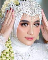 make up pengantin dengan hijab dan siger