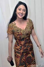 Penampilan HOT Dewi Persik Bergaun Batik | Mode, Fotografi model pakaian,  Gaun batik