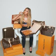 khloe kardashian eats pizza in 1k