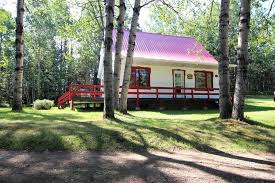 ce coquet chalet tout en boiseries dans