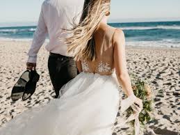 Abito da sposa in lino di follementesposa. Matrimonio In Spiaggia Idee Per Sposi A Tema Mare
