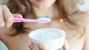 Cara memutihkan gigi dengan garam ini paling mudah untuk dilakukan. 5 Cara Menggunakan Baking Soda Untuk Gigi Agar Putih Tertarik Mencoba Moms Orami
