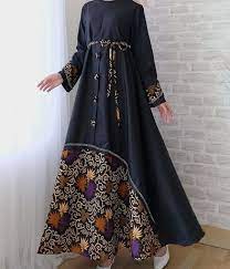 Awalnya, busana ini berbentuk jubah hitam yang biasanya dipakai oleh para muslim dan muslimah di semenanjung arab. Gamis Batik Kombinasi Polos Kekinian
