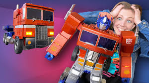 this transformers robot transforms by