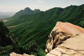 La montagna è una delle montagne sacre della cina taoista , e contiene importanti templi taoisti come il tempio zhongyue. Photo Of Trail And Cliffs In Songshan Id 120258101 Royalty Free Image Stocklib