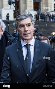 L'ancien ministre français du Budget, Jérôme Cahuzac, quitte le palais de  justice après le premier jour de son procès sur des accusations de fraude  fiscale et de blanchiment d'argent, à Paris, en