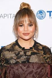 Bangs for round faces create opportunities for various women's hairstyles that help to hide softer jawlines and chubby cheekbones. 45 Hairstyles For Round Faces Best Haircuts For Round Face Shape