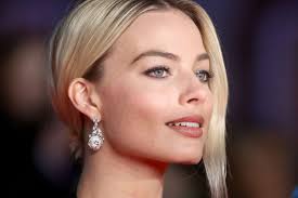 how margot robbie uses pink eyeliner to