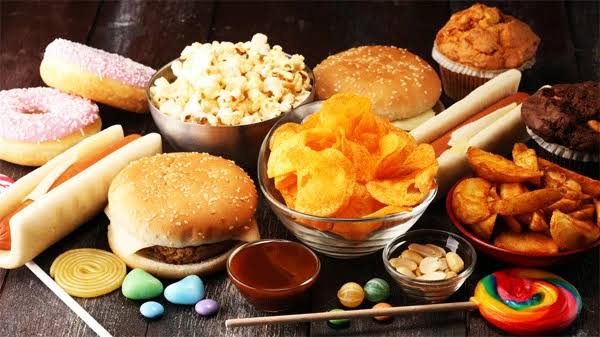 Tiêu thụ nhiều đường, muối và chất béo không lành mạnh ảnh hưởng đến sức khỏe tim mạch như thế nào? | Báo Pháp Luật TP. Hồ Chí Minh