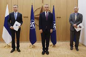 Finland en Zweden verzoeken NAVO formeel lid te worden - NRC