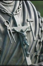 Só Para Católicos. - Cruz Saletina é o crucifixo de Nossa Senhora de La  Salette A cruz, o martelo e o alicate Este é o símbolo da grande mensagem  da Virgem de