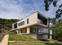 The building includes a gym, terrace, and greenhouse. Spectacular And Pretty Houses 7 Luxurious Modern Hillside Homes