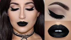 perfect cat eyeliner black lipstick