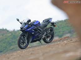 The sporty look and its sleek design has won the heart of many youngsters. Yamaha Yzf R15 V3 Price 2021 April Offers Images Mileage Reviews