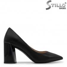 Елегантни дамски обувки, изработени са от еко кожа с покритие лак, тока е широк и стабилен с височина 11см. Damski Obuvki S Visok Tok