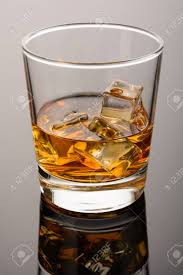 ウィスキーのグラスでオンザロック。クローズ アップ。氷を入れたウイスキー の写真素材・画像素材. Image 59185149.