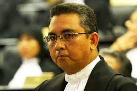Razak jest malezyjskim politykiem, a obecnie pełni funkcję radnego wykonawczego stanu pahang. New High Court Judge For Najib S Case The True Net