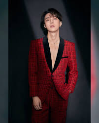 He also appeared in an episode of yue ce yue kai xin (越策越开心) and liu na's variety show, na ke bu yi yang (娜可不一样) that same year. Lay Zhang Exo Member Profile Wiki Bio Age Height Weight Girlfriend Net Worth Facts Starsgab