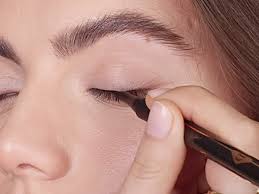 how to apply eyeliner for a simple