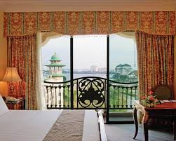 What popular attractions are nearby hotel palace of the golden horses? Palace Of The Golden Horses A521 Details Rci