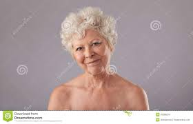 Aantrekkelijke Oude Vrouw Die Gelukkig Kijken Stock Foto - Image of  vrouwelijkheid, rijp: 43386574