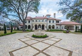 see an old preston hollow estate with 7