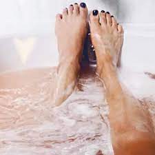 The legs-in-bathtub Instagram: A risky move | Mashable