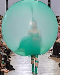 Модный показ, где воздушные шары превращаются в платья