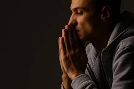 Hombre orando fotos de stock, imágenes de Hombre orando sin royalties |  Depositphotos