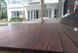 Kali ini mari kita ulas kekurangan kelebihan lantai kayu jika digunakan di taman. Taman Rajawali Parquet