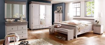 Weiße wandfarbe passt zu jedem schlafzimmer im modern country look und erinnert an traditionelle, mit kalkfarbe gestrichene innenräume. Schlafzimmer Im Landhausstil Gunstig Bei Roller
