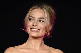 margot robbie mid without makeup post