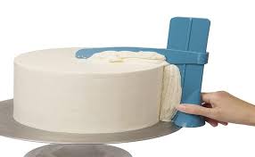 In order to easily lift your cake to put it on a stand, you will need this cake plate! 10 Best Cake Decorating Tools For Beginners Cake Decorating Tools