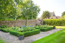 Garden Design In Burford Oxfordshire