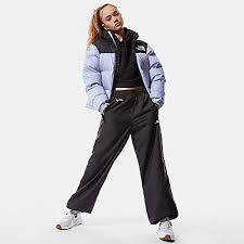 Named after the mountain to the west of everest in the himalayas and arguably one of the north face 's most recognisable designs, the nuptse jacket turns 25 this year. 1996 Retro Nuptse Jacke Fur Damen The North Face