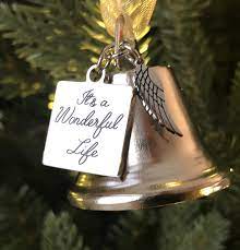 Amazon.com: It's a Wonderful Life 靈感聖誕天使鐘飾,附不鏽鋼天使翅膀墜飾。 新款大尺寸且現在配有2 個可互換的絲帶。  : 居家與廚房