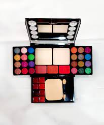 kiss touch make up kit in