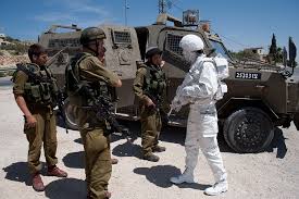 Bílý voják: s plastovou atrapou na izraelsko-palestinské vztahy |  Radiožurnál