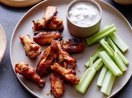 buffalo wings with blue cheese dipping