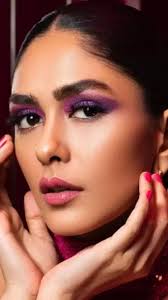 scintillating makeup looks of mrunal