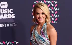 carrie underwood posed without makeup