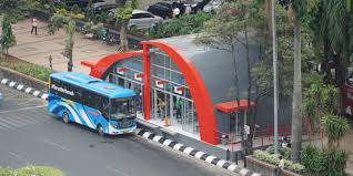 Warga di sekitar lokasi sudah mencoba memberi tahu sopir bus trans padang agar berhenti karena kereta yang akan lewat sudah dekat. Trans Semarang
